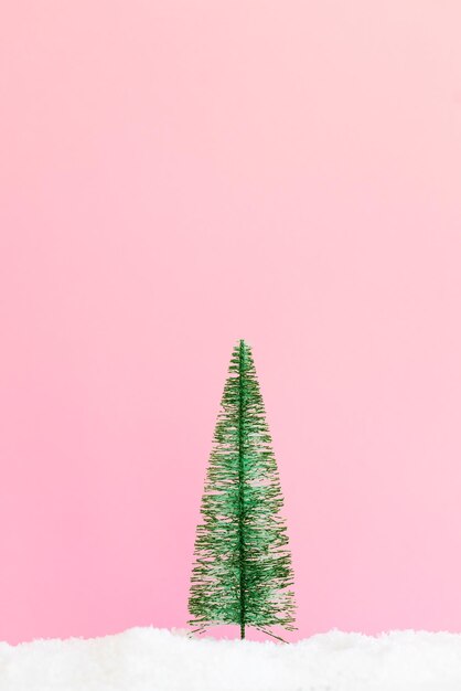 Kleine kerstboom op roze achtergrond