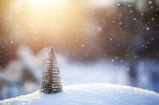 Kleine kerstboom op sneeuw