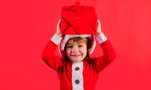 Kleine kerstman die een kerstcadeau geeft met een doos die zich voorbereidt op de nieuwjaarsvakantie