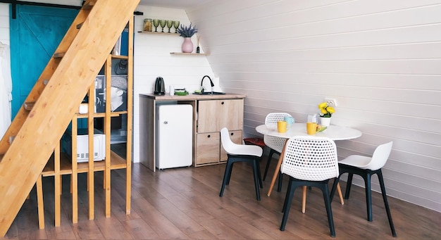 Kleine keuken met een modern Scandinavisch of Scandinavisch interieur in een landhuis