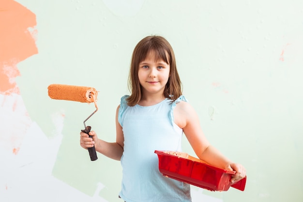 Kleine kind schilder doet renovatie muur