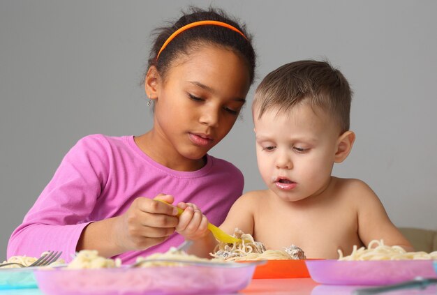 Kleine kinderen die spaghetti eten