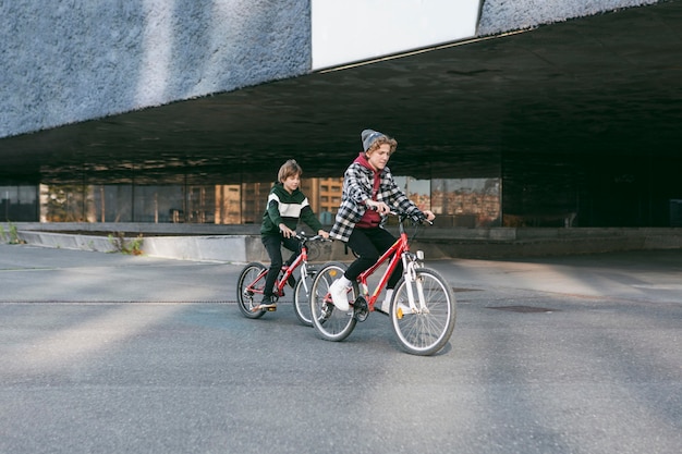 Foto kleine kinderen fietsen buiten