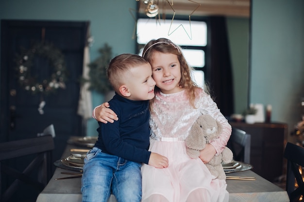 Kleine kinderen in kerstsfeer thuis