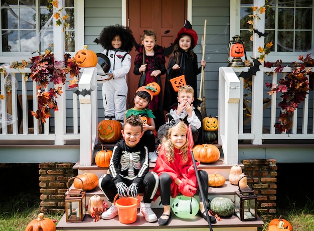 Kleine kinderen in kostuums van Halloween