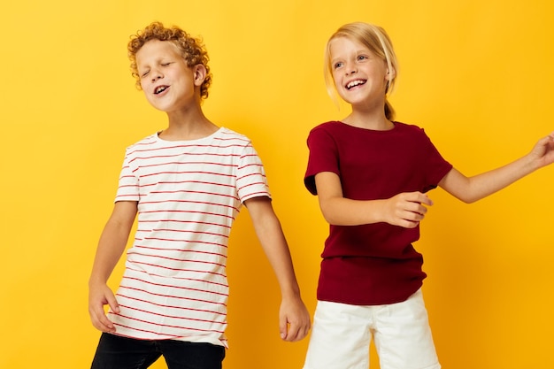 Kleine kinderen knuffelen mode jeugdvermaak op gekleurde achtergrond