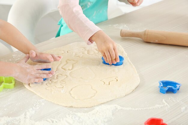 Kleine kinderen koekjes maken op tafel