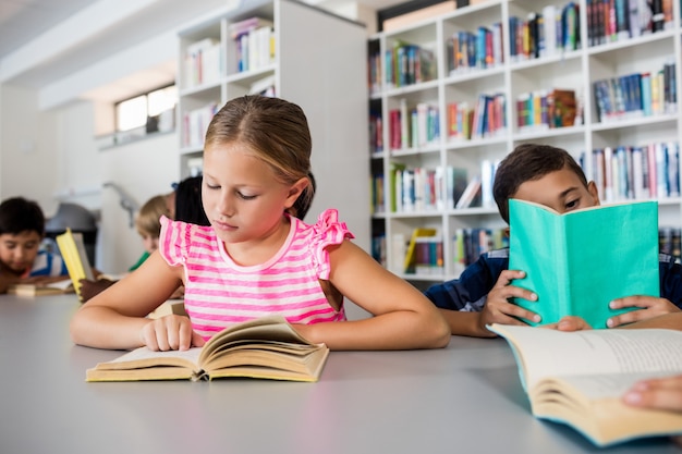 Kleine kinderen lezen boeken