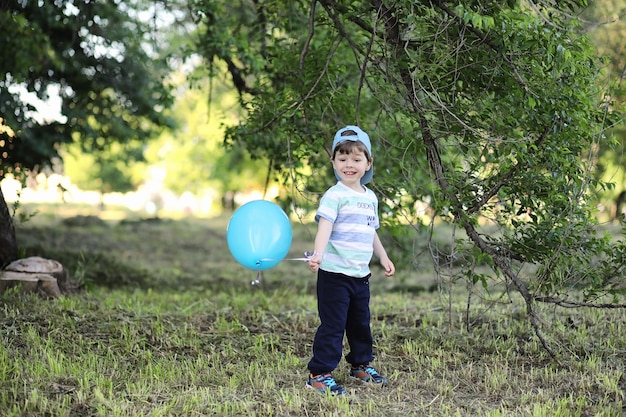 Kleine kinderen lopen in een park met ballonnen