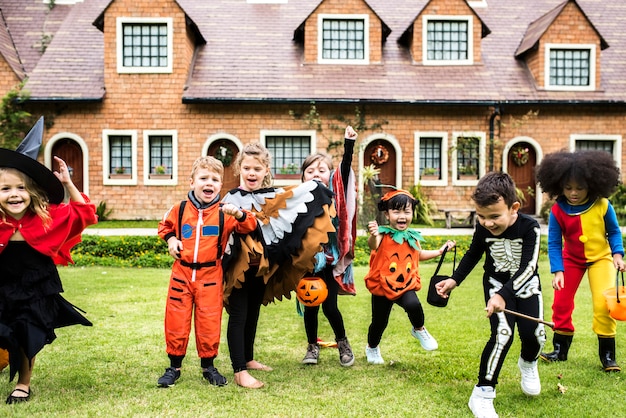 Kleine kinderen op Halloween-feest