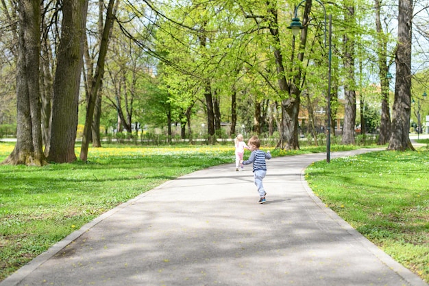 Kleine kinderen rennen in een zomerpark