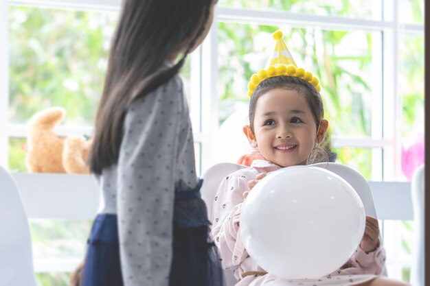 Kleine kinderen samen spelen in verjaardagsfeestje