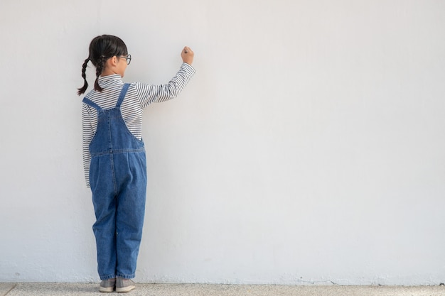 Kleine kinderen schilderen op witte muur