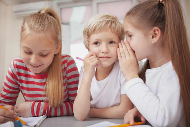 Kleine kinderen tekenen op de kunst klas van de basisschool