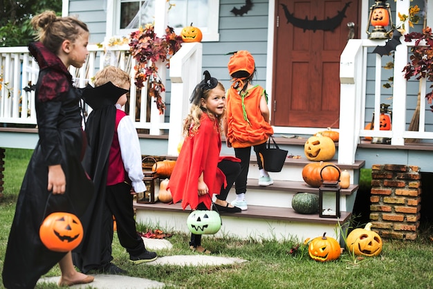 Foto kleine kinderen trick or treat