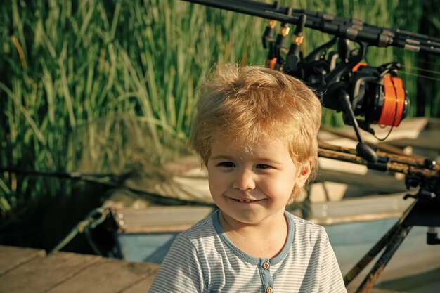 Kleine kinderglimlach op meer of rivier