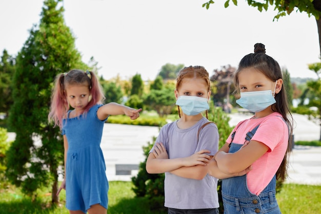 Kleine kindermeisjes die een masker dragen om buiten te beschermen.