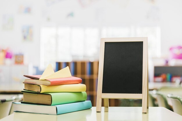 kleine krijtbord boeken bureau hoge kwaliteit en resolutie mooie foto concept