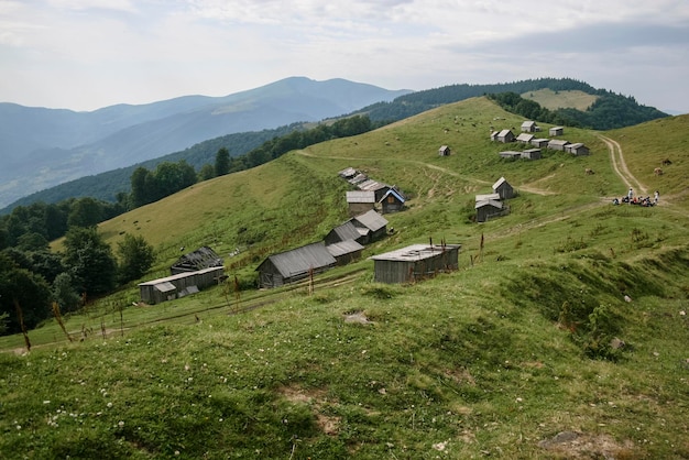 Kleine landelijke huizen en uitzicht op de dierenboerderij Wandelreizen lifestyle concept in een bergen Vakanties activiteit buitenreis in de Karpaten Oekraïne