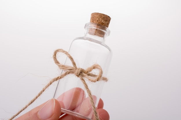 Kleine lege glazen fles in de hand