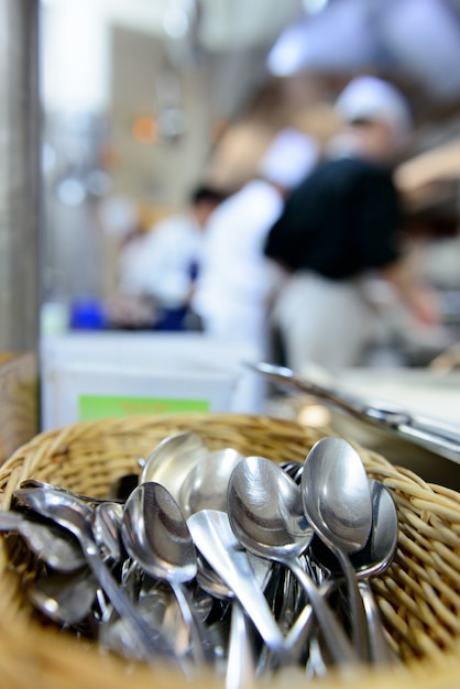 Kleine lepels in de keuken van een restaurant