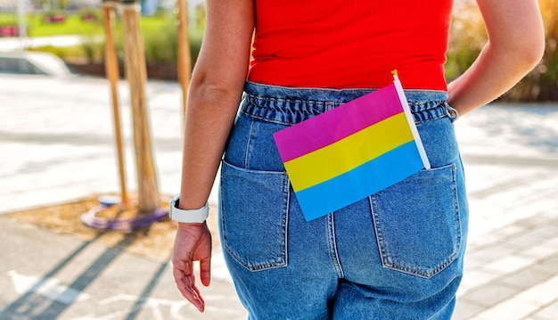 Kleine lgbt pan-seksuele vlag in jeanszak LGBT-trotsvlag