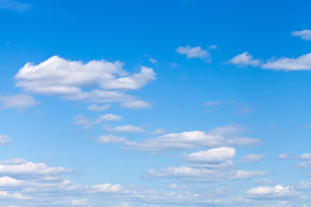 Kleine lichte wolken in de blauwe lucht