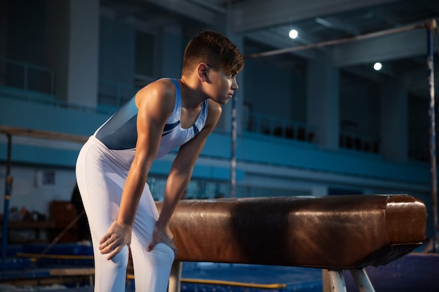 Kleine mannelijke turnster training in de sportschool