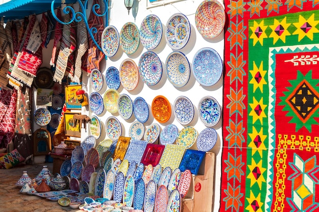 Foto kleine markt in het tunesische stadje sidi bou said oriëntaals sprookje met franse charme