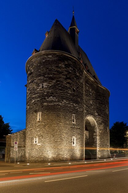 Kleine marspoort in aken bij nacht