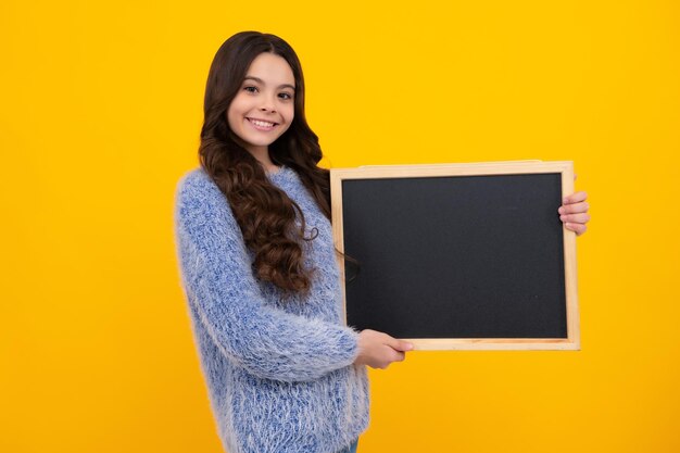 Kleine meisje tiener met schoolborden tiener school meisje houdt schoolbord voor kopieer ruimte school verkoop Gelukkig tiener positieve en lachende emoties van tiener meisje