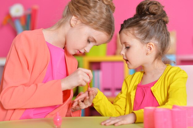 Kleine meisjes die manicure doen