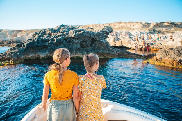 Kleine meisjes die op boot in duidelijke open zee varen