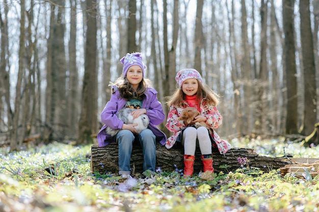 Kleine meisjes in het bos