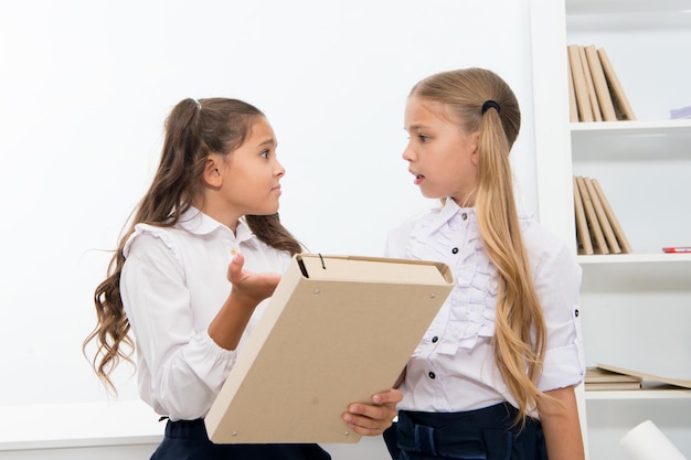 Kleine meisjes kinderen terug naar school in de onderwijsklas Meisjes lossen probleem op tijdens onderwijs- en trainingsactiviteit kleine meisjes met map