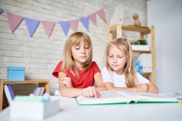 Kleine meisjes lezen encyclopedie