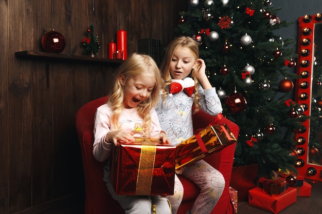 Kleine meisjes openen kerstcadeaus