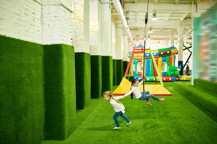Foto kleine meisjes plezier in play center