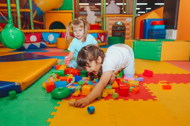 Kleine meisjes spelen met een bouwpakket in de speelkamer Kleuterleeftijd