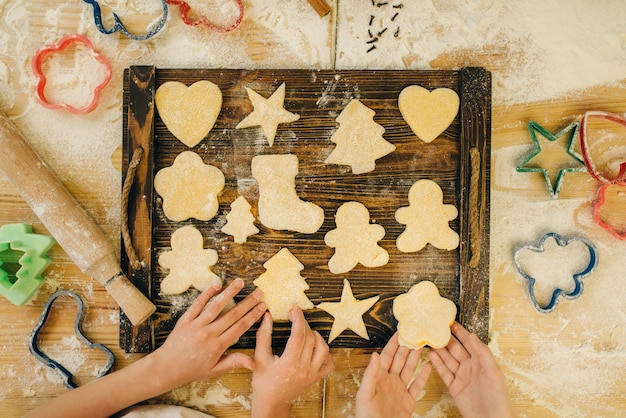 Kleine meisjeschefs spreiden koekjes uit aan boord