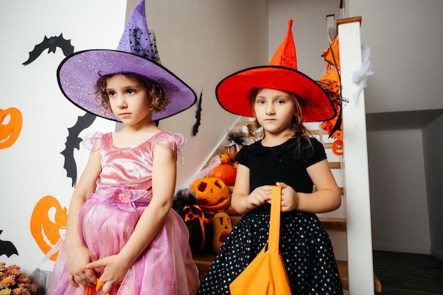 Kleine meisjesheksen wachten op Halloween-traktaties