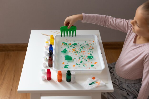 Kleine meisjestekening in ebru-techniek. Ebru kunst