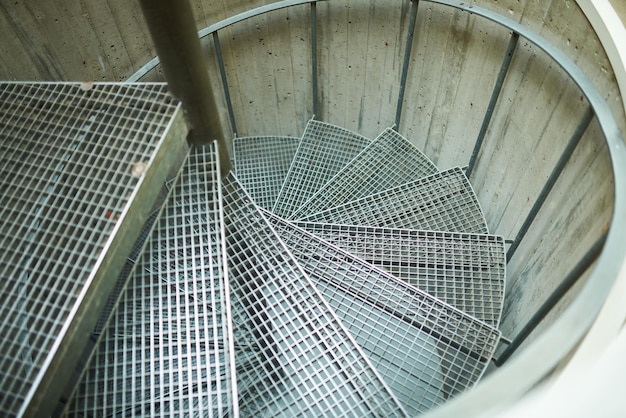 Kleine metalen trap naar beneden bij een school