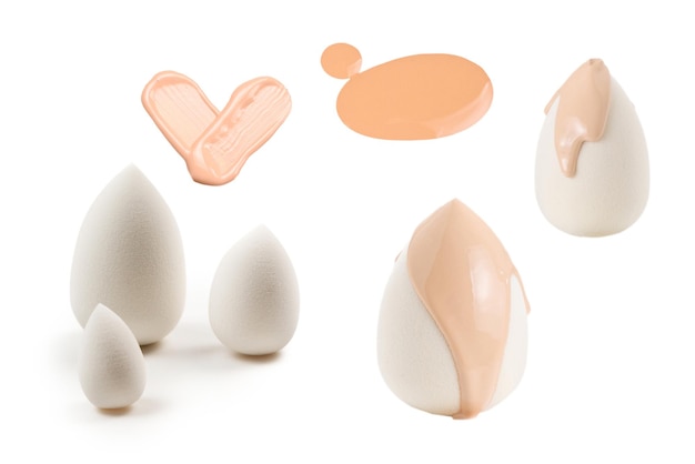 Kleine middelgrote en grote witte geïsoleerde beautyblender