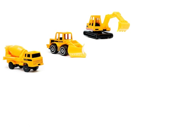 Kleine mini gele plastic betonmixer graafmachine trekker vrachtwagen vrachtwagen auto auto speelgoed geïsoleerd op een witte achtergrond mockup met kopie ruimtespeelgoed voor kinderen kinderen ontwikkeling spelen jeugd plezier