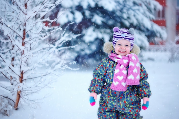 Kleine mooie babymeisje, in winterkleren