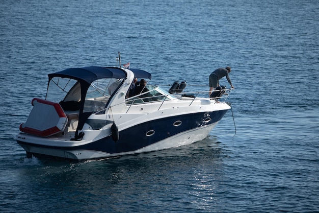 Kleine motor speedboot in zeewater met mannen zomervakantie
