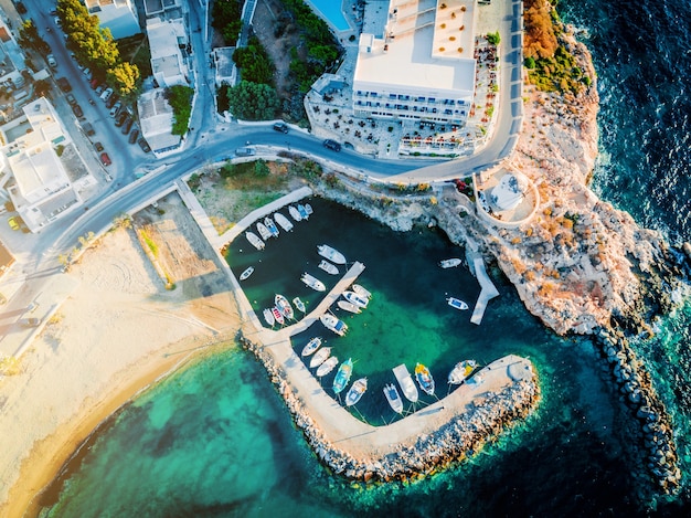 Kleine motorboten afgemeerd aan het dok, het eiland Paros, Griekenland, bekijken van bovenaf