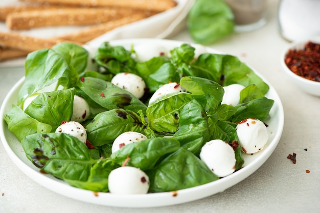 Kleine mozzarella balletjes met basilicum en balsamico azijn