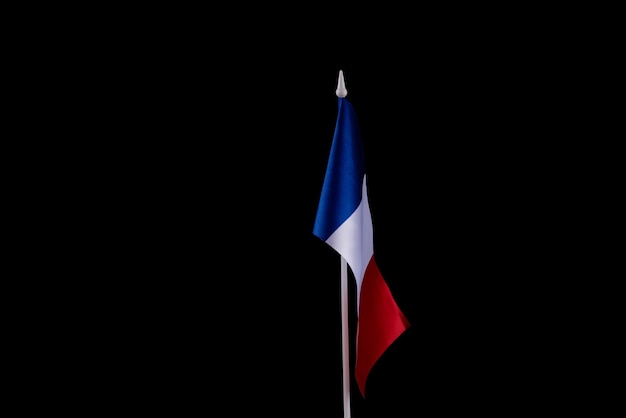 Kleine nationale vlag van frankrijk op een zwarte achtergrond